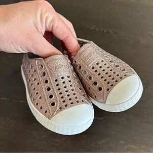 Native Shoes Kids Glitter Slip-On - Rose Gold